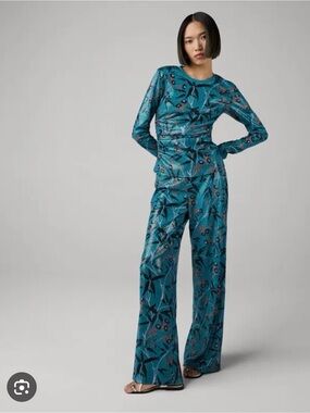 DVF Set Pants & Top
Marlene Top size S
Adelina Pants size M
NWT 💯 Original DVF